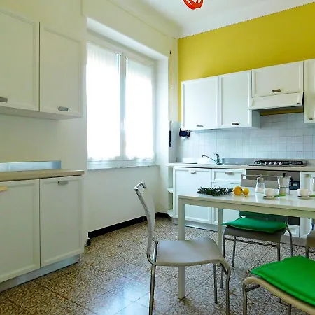 Unifamiliare Con Posto Auto! 莱万托